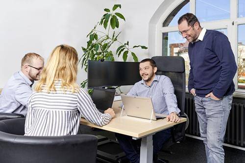 12systems-IT-Systemhaus-Mitarbeiter im Büro-Jobs